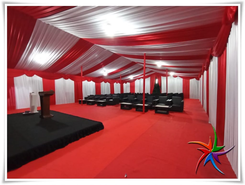 Sewa Tenda Konvensional Dengan Dekorasi Tirai Merah Putih