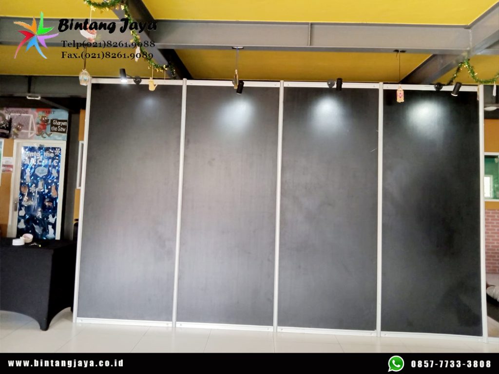 Sewa Partisi R8 Hitam Pameran Plus Lampu Jakarta