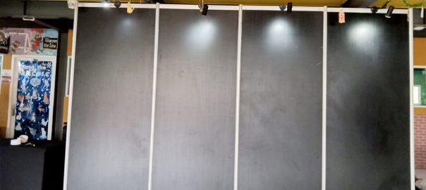 Sewa Partisi R8 Hitam Pameran Plus Lampu Jakarta