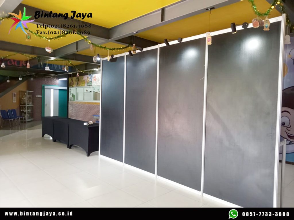 Sewa Partisi R8 Hitam Pameran Plus Lampu Jakarta