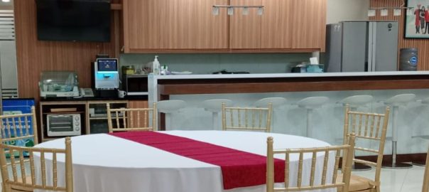 Sewa Kursi Kayu Jenis Tiffany Warna gold di Jakarta