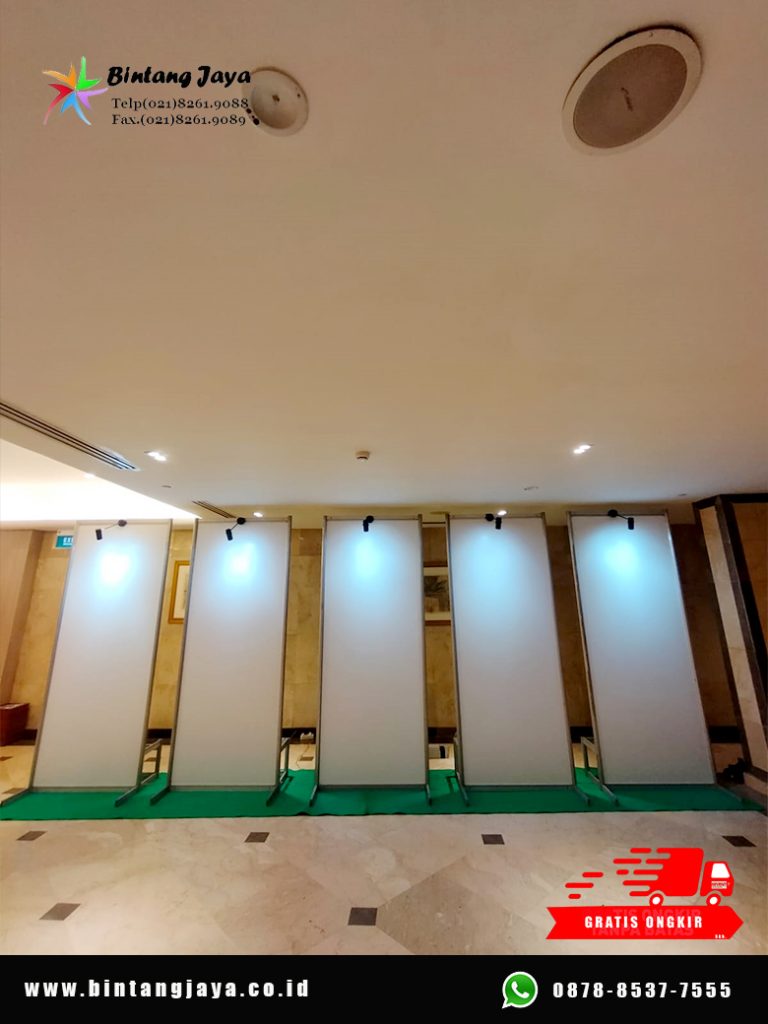 Sewa Partisi R8 putih pameran pakai lampu event Jakarta