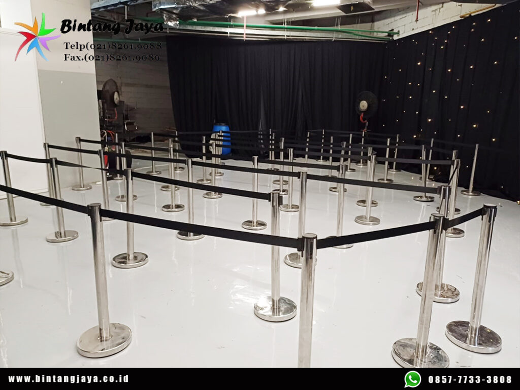 Sewa Tiang Pembatas Antri Stainless Pita Tarik Hitam Jakarta