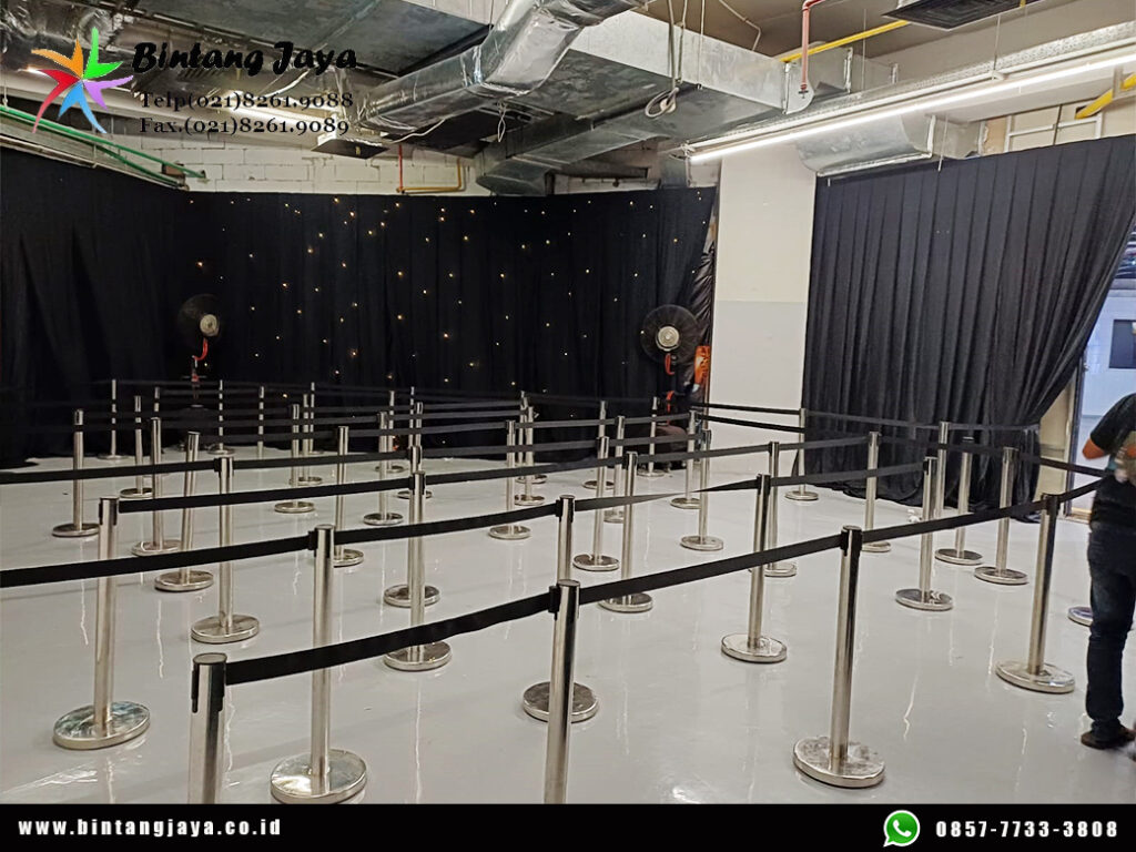 Sewa Tiang Pembatas Antri Stainless Pita Tarik Hitam Jakarta