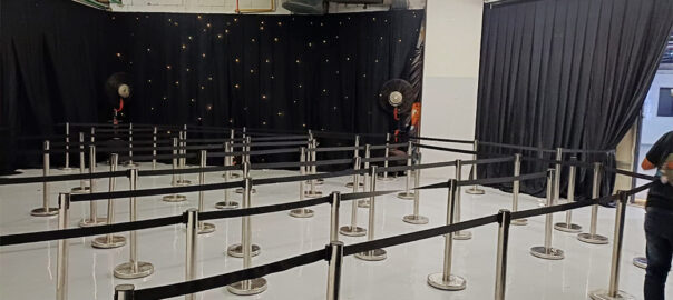 Sewa Tiang Pembatas Antri Stainless Pita Tarik Hitam Jakarta