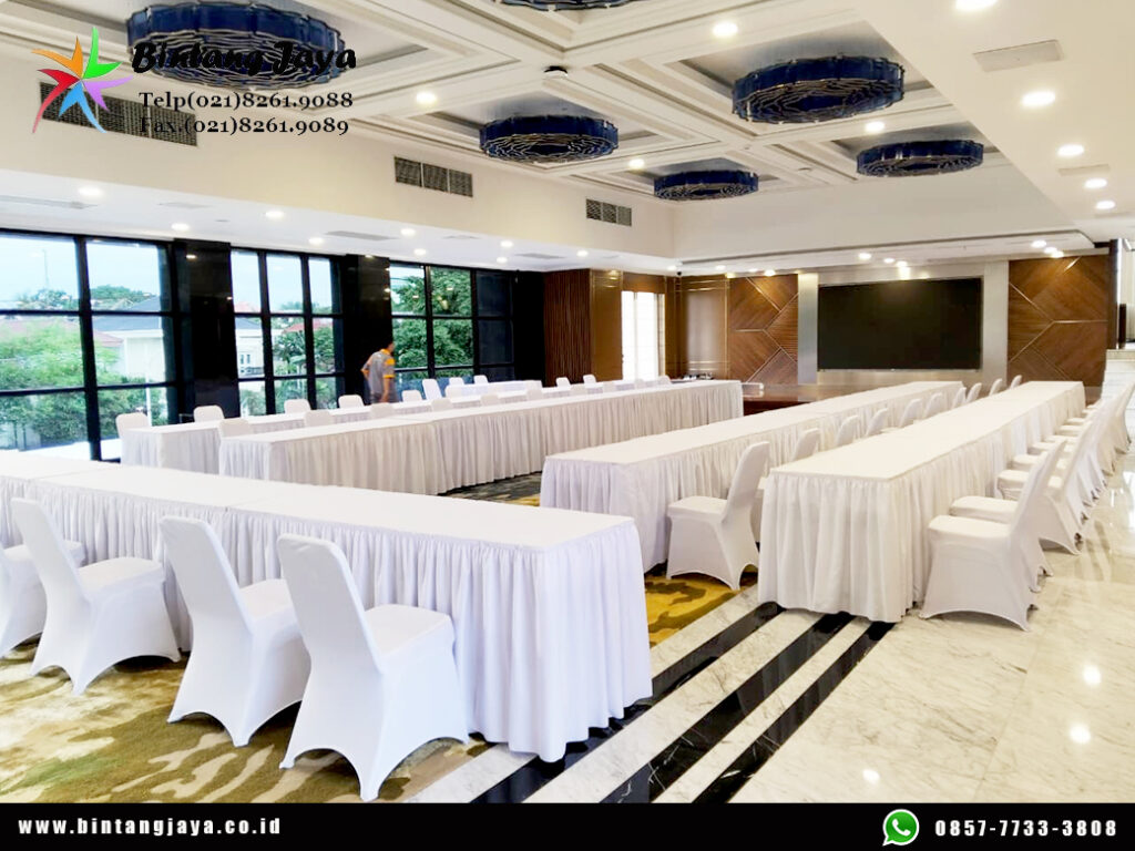 Rental Meja Kotak dan Kursi Cover Putih untuk Event di Jakarta