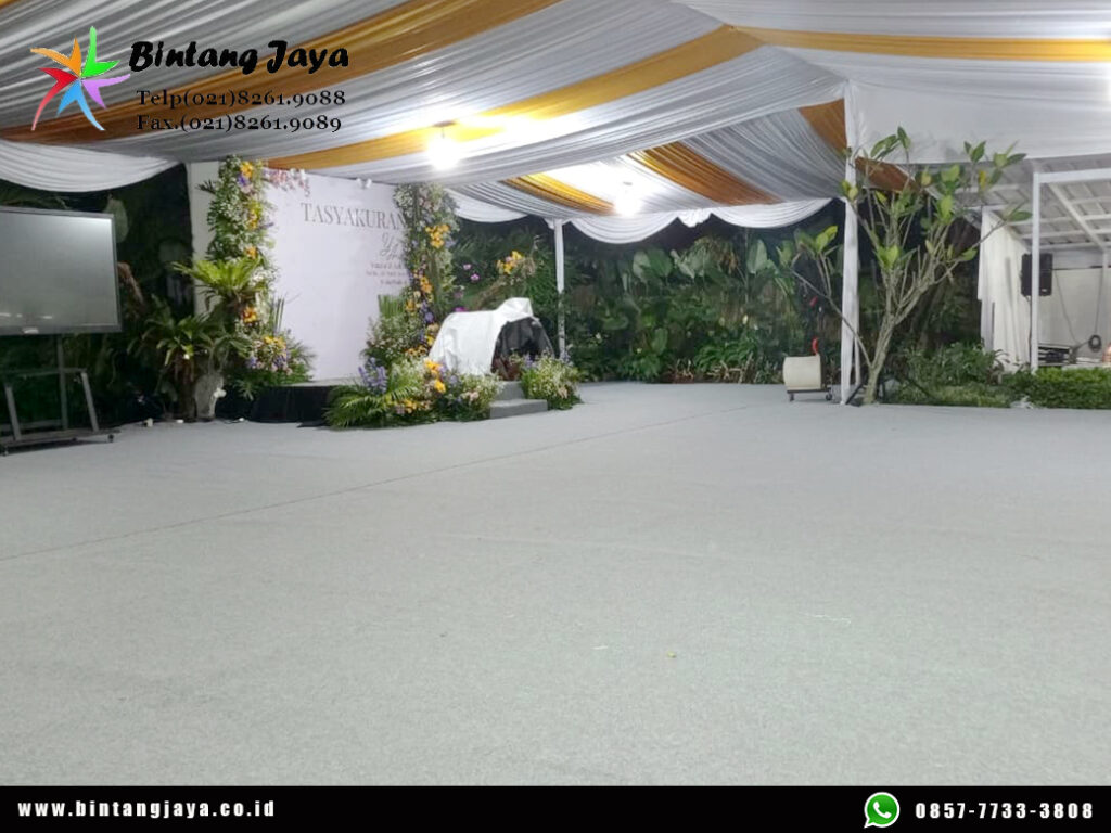 Sewa Flooring Karpet untuk Event Besar agar Area Lebih Stabil

Dalam sebuah acara besar, kenyamanan dan keamanan area kegiatan menjadi hal yang sangat penting. Oleh karena itu, banyak penyelenggara acara menggunakan layanan sewa flooring karpet event agar permukaan area menjadi lebih stabil dan nyaman digunakan.

Flooring biasanya dipasang terlebih dahulu sebagai alas dasar sebelum karpet event digelar. Dengan demikian, permukaan tanah yang tidak rata dapat menjadi lebih stabil sehingga tamu maupun perlengkapan event dapat ditempatkan dengan aman.

Selain itu, penggunaan flooring dan karpet juga membuat tampilan area acara terlihat lebih rapi, profesional, dan elegan.

Keunggulan Menggunakan Flooring Karpet untuk Event

Flooring karpet menjadi salah satu perlengkapan penting dalam berbagai acara skala besar. Tidak hanya meningkatkan tampilan area, flooring juga memberikan fungsi keamanan dan kenyamanan.

Berikut beberapa keunggulan penggunaan flooring karpet:

1. Membuat Area Lebih Stabil
Flooring membantu meratakan permukaan tanah sehingga kursi, meja, maupun panggung dapat berdiri dengan lebih kokoh.

2. Menambah Kenyamanan Tamu
Dengan adanya karpet di atas flooring, tamu dapat berjalan dengan lebih nyaman selama acara berlangsung.

3. Tampilan Area Lebih Rapi
Karpet event memberikan kesan bersih dan profesional pada area acara.

4. Cocok untuk Berbagai Kondisi Lokasi
Flooring dapat digunakan di lapangan, taman, halaman gedung, maupun area parkir.

5. Mendukung Dekorasi Event
Karpet tersedia dalam berbagai warna sehingga dapat disesuaikan dengan konsep acara.

Cocok untuk Berbagai Jenis Acara Besar

Layanan sewa flooring karpet event sering digunakan dalam berbagai acara besar yang membutuhkan area yang stabil dan tertata rapi.

Beberapa acara yang sering menggunakan flooring karpet antara lain:

Wedding outdoor
Pameran dan expo
Festival kuliner
Konser musik
Event perusahaan
Gathering komunitas
Acara kampus dan sekolah
Launching produk

Dengan penggunaan flooring karpet, area event dapat terlihat lebih profesional sekaligus memberikan kenyamanan bagi para tamu.

Layanan Sewa Flooring Karpet untuk Event

Kami menyediakan layanan sewa flooring karpet event untuk berbagai kebutuhan acara dengan perlengkapan yang berkualitas dan terawat.

Layanan yang tersedia meliputi:

Flooring event yang kuat dan stabil
Karpet event berbagai warna
Instalasi flooring oleh tim profesional
Pengiriman ke lokasi acara
Penataan sesuai layout area event

Selain itu, kami juga menyediakan berbagai perlengkapan event lainnya seperti tenda, kursi, meja, panggung, backdrop, dan dekorasi acara.

Kenapa Memilih Layanan Kami?

Memilih vendor perlengkapan event yang tepat tentu sangat penting agar acara berjalan lancar. Oleh sebab itu, kami selalu memberikan pelayanan yang profesional dan terpercaya.

Beberapa keunggulan layanan kami antara lain:

Flooring kuat dan aman digunakan
Karpet event bersih dan berkualitas
Pengiriman tepat waktu
Tim instalasi berpengalaman
Harga sewa yang kompetitif

Dengan dukungan layanan tersebut, kebutuhan sewa flooring karpet event dapat terpenuhi dengan baik untuk berbagai jenis acara besar.

Kesimpulan

Menggunakan layanan sewa flooring karpet event merupakan solusi terbaik untuk menciptakan area acara yang lebih stabil, rapi, dan nyaman. Flooring membantu meratakan permukaan tanah, sementara karpet memberikan tampilan yang lebih elegan pada area event.

Dengan perlengkapan yang berkualitas serta dukungan tim instalasi profesional, acara Anda dapat berlangsung dengan lebih aman dan sukses.