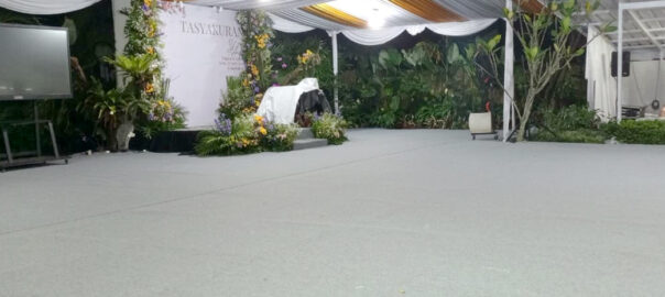 Sewa Flooring Karpet untuk Event Besar agar Area Lebih Stabil Dalam sebuah acara besar, kenyamanan dan keamanan area kegiatan menjadi hal yang sangat penting. Oleh karena itu, banyak penyelenggara acara menggunakan layanan sewa flooring karpet event agar permukaan area menjadi lebih stabil dan nyaman digunakan. Flooring biasanya dipasang terlebih dahulu sebagai alas dasar sebelum karpet event digelar. Dengan demikian, permukaan tanah yang tidak rata dapat menjadi lebih stabil sehingga tamu maupun perlengkapan event dapat ditempatkan dengan aman. Selain itu, penggunaan flooring dan karpet juga membuat tampilan area acara terlihat lebih rapi, profesional, dan elegan. Keunggulan Menggunakan Flooring Karpet untuk Event Flooring karpet menjadi salah satu perlengkapan penting dalam berbagai acara skala besar. Tidak hanya meningkatkan tampilan area, flooring juga memberikan fungsi keamanan dan kenyamanan. Berikut beberapa keunggulan penggunaan flooring karpet: 1. Membuat Area Lebih Stabil Flooring membantu meratakan permukaan tanah sehingga kursi, meja, maupun panggung dapat berdiri dengan lebih kokoh. 2. Menambah Kenyamanan Tamu Dengan adanya karpet di atas flooring, tamu dapat berjalan dengan lebih nyaman selama acara berlangsung. 3. Tampilan Area Lebih Rapi Karpet event memberikan kesan bersih dan profesional pada area acara. 4. Cocok untuk Berbagai Kondisi Lokasi Flooring dapat digunakan di lapangan, taman, halaman gedung, maupun area parkir. 5. Mendukung Dekorasi Event Karpet tersedia dalam berbagai warna sehingga dapat disesuaikan dengan konsep acara. Cocok untuk Berbagai Jenis Acara Besar Layanan sewa flooring karpet event sering digunakan dalam berbagai acara besar yang membutuhkan area yang stabil dan tertata rapi. Beberapa acara yang sering menggunakan flooring karpet antara lain: Wedding outdoor Pameran dan expo Festival kuliner Konser musik Event perusahaan Gathering komunitas Acara kampus dan sekolah Launching produk Dengan penggunaan flooring karpet, area event dapat terlihat lebih profesional sekaligus memberikan kenyamanan bagi para tamu. Layanan Sewa Flooring Karpet untuk Event Kami menyediakan layanan sewa flooring karpet event untuk berbagai kebutuhan acara dengan perlengkapan yang berkualitas dan terawat. Layanan yang tersedia meliputi: Flooring event yang kuat dan stabil Karpet event berbagai warna Instalasi flooring oleh tim profesional Pengiriman ke lokasi acara Penataan sesuai layout area event Selain itu, kami juga menyediakan berbagai perlengkapan event lainnya seperti tenda, kursi, meja, panggung, backdrop, dan dekorasi acara. Kenapa Memilih Layanan Kami? Memilih vendor perlengkapan event yang tepat tentu sangat penting agar acara berjalan lancar. Oleh sebab itu, kami selalu memberikan pelayanan yang profesional dan terpercaya. Beberapa keunggulan layanan kami antara lain: Flooring kuat dan aman digunakan Karpet event bersih dan berkualitas Pengiriman tepat waktu Tim instalasi berpengalaman Harga sewa yang kompetitif Dengan dukungan layanan tersebut, kebutuhan sewa flooring karpet event dapat terpenuhi dengan baik untuk berbagai jenis acara besar. Kesimpulan Menggunakan layanan sewa flooring karpet event merupakan solusi terbaik untuk menciptakan area acara yang lebih stabil, rapi, dan nyaman. Flooring membantu meratakan permukaan tanah, sementara karpet memberikan tampilan yang lebih elegan pada area event. Dengan perlengkapan yang berkualitas serta dukungan tim instalasi profesional, acara Anda dapat berlangsung dengan lebih aman dan sukses.