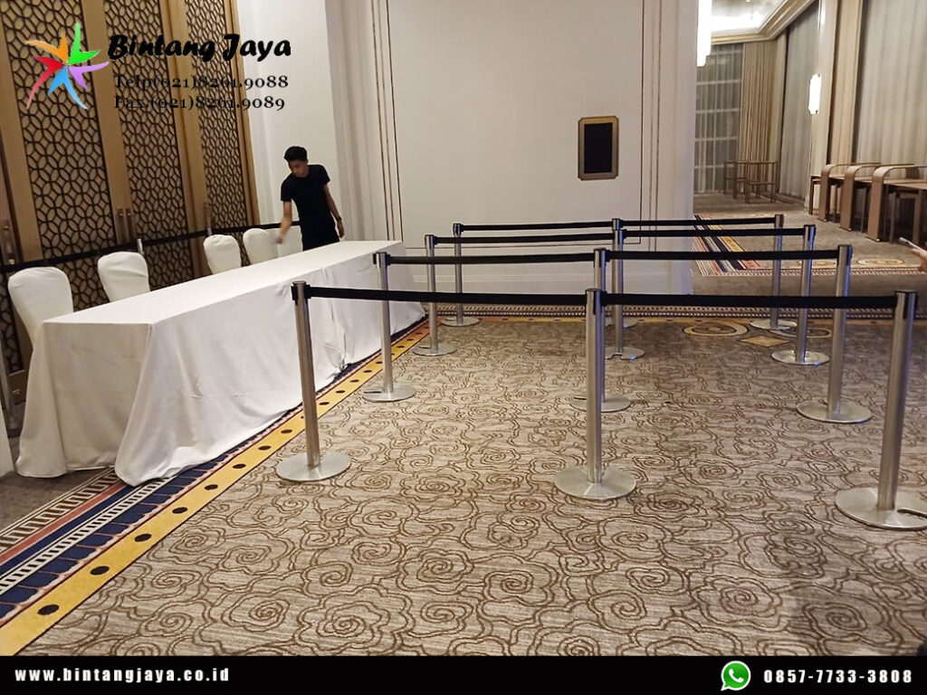 Sewa Tiang Antrian Sabuk untuk Mengatur Keramaian dengan Rapi