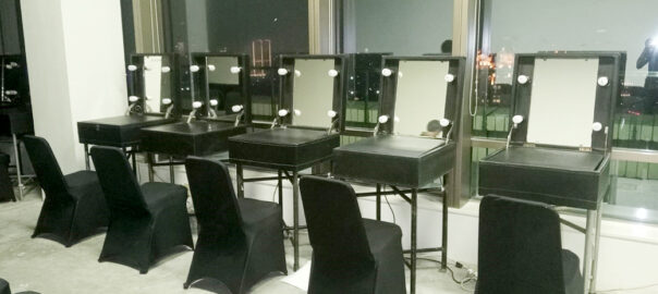 Sewa Meja Cermin Rias dan Kursi Senayan Jakarta untuk Makeup Artist & Backstage